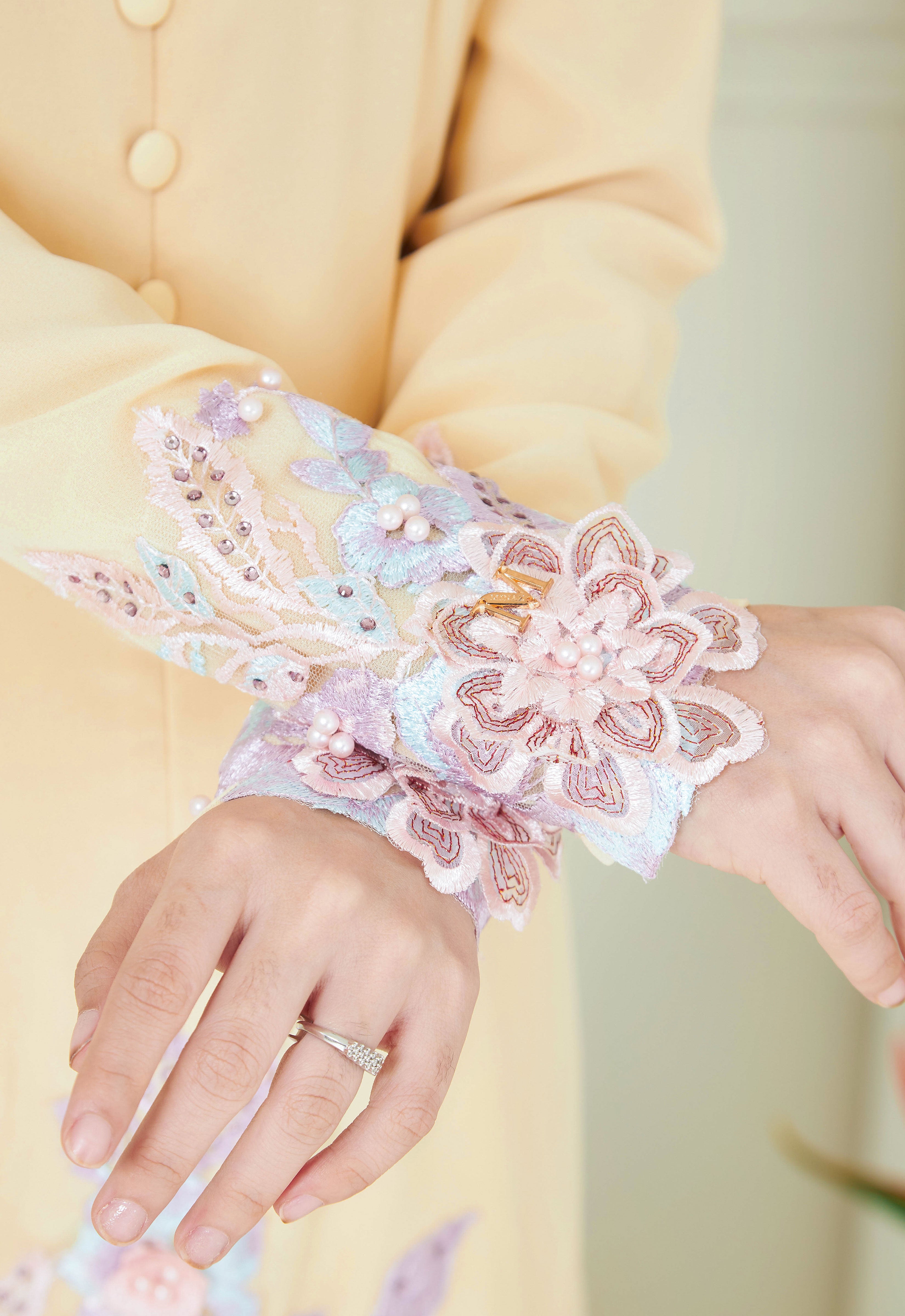 KHADEEJA KEBAYA - SOFT YELLOW