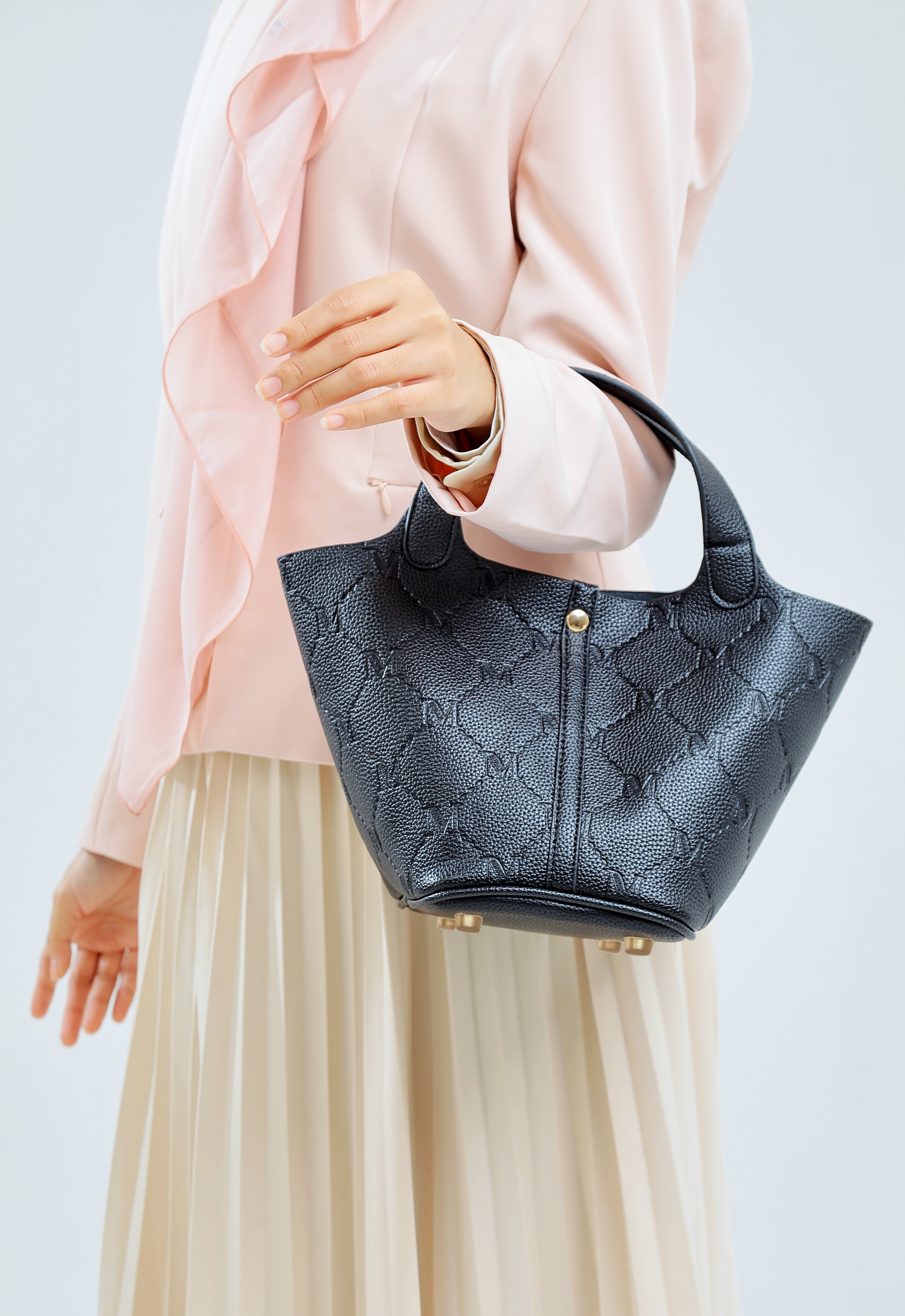 NOARA BUCKET BAG - BLACK