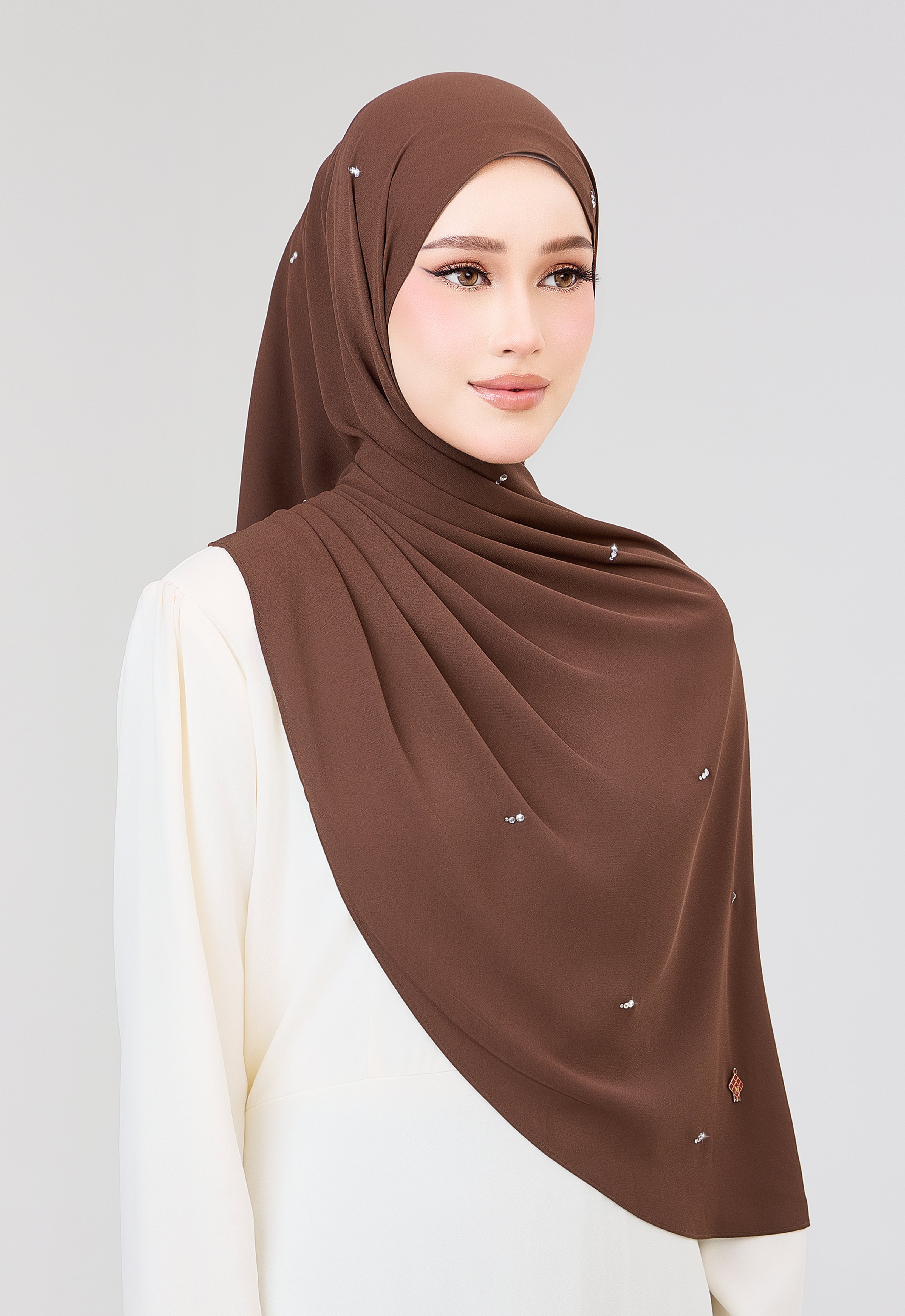 MINAZ HIJAB | SETULUS RAYA PLAIN STONE SHAWL - RICH BROWN