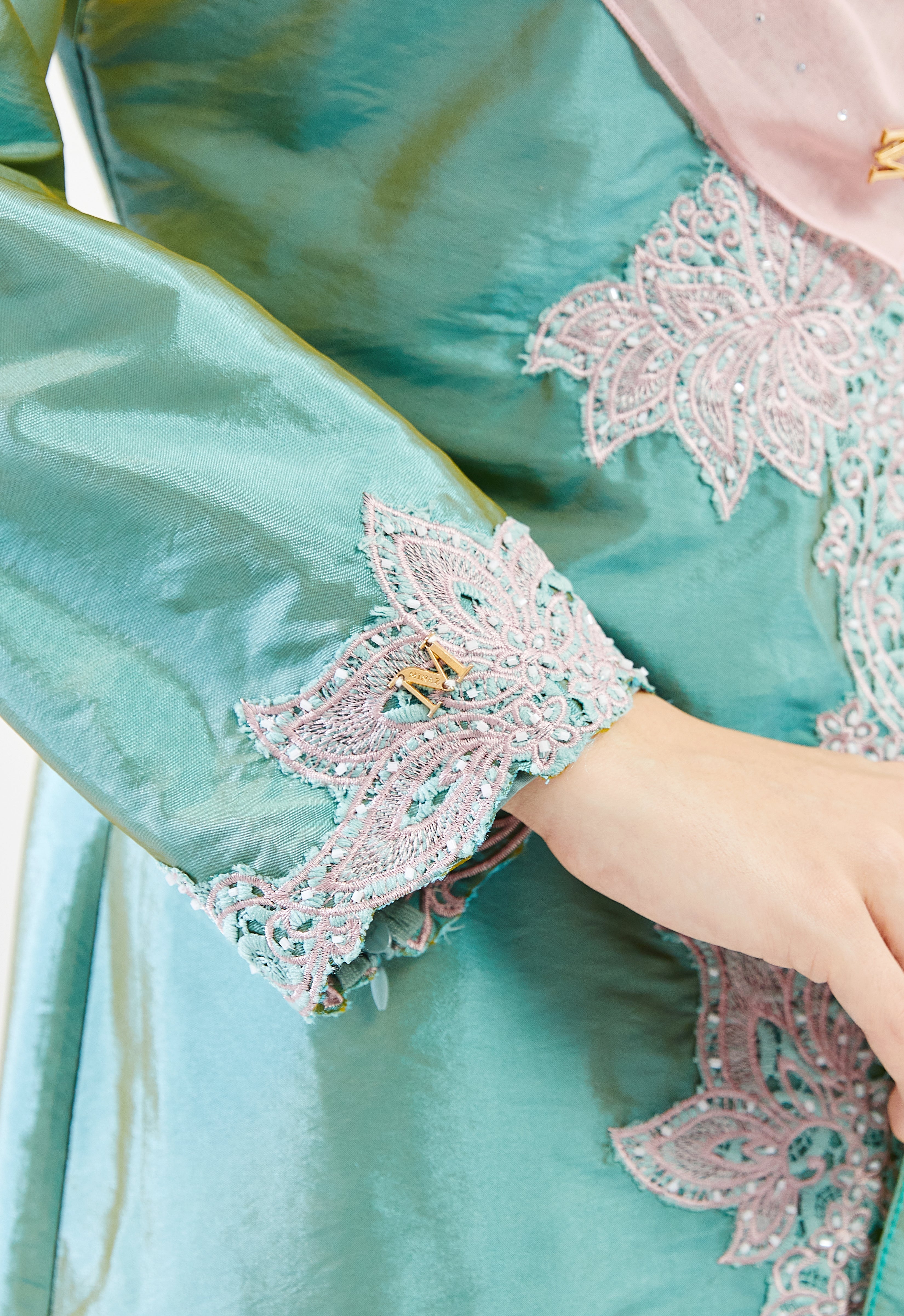 TENGKU AZURA KEBAYA RIAW - GREEN PINK