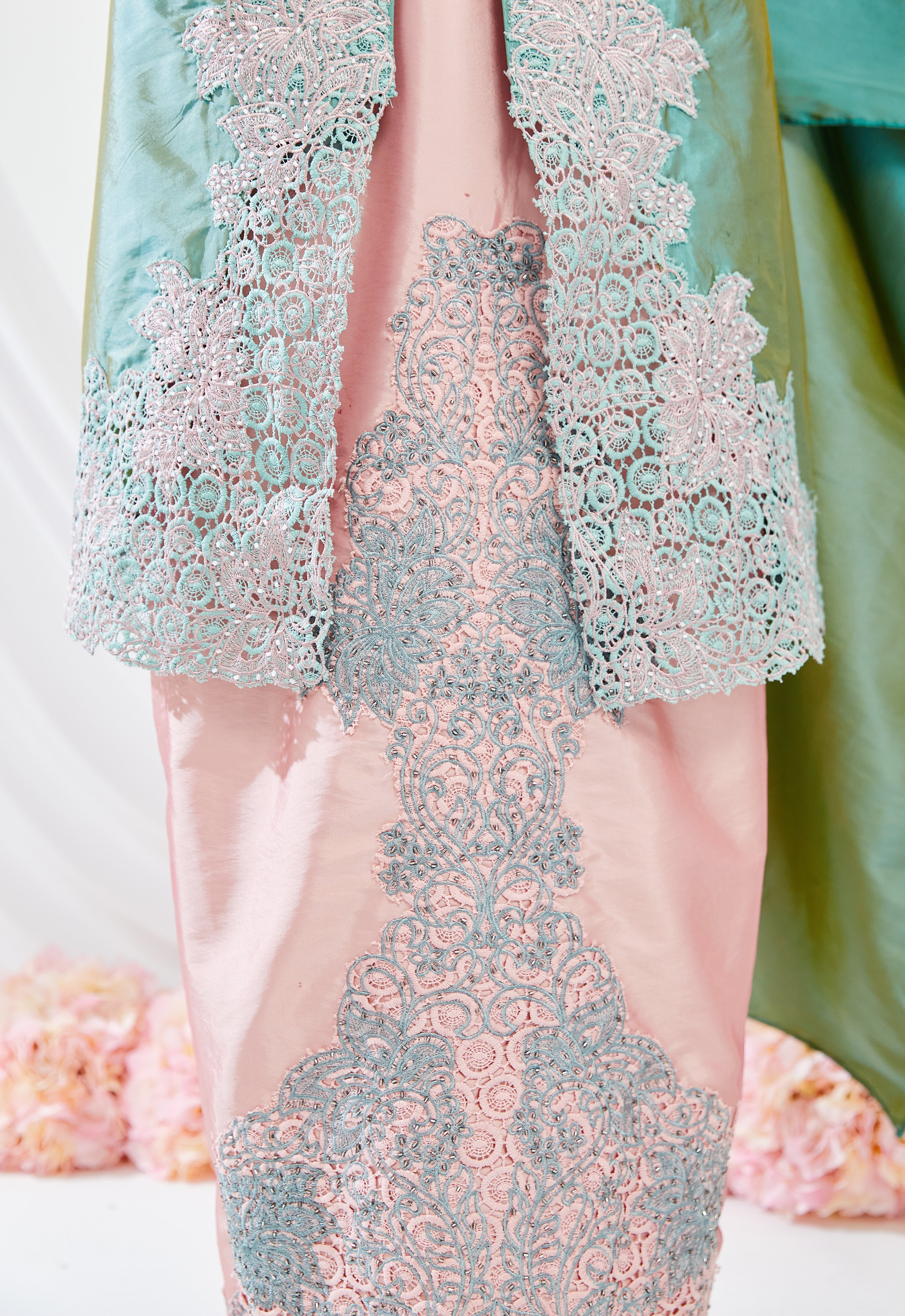 TENGKU AZURA KEBAYA RIAW - GREEN PINK